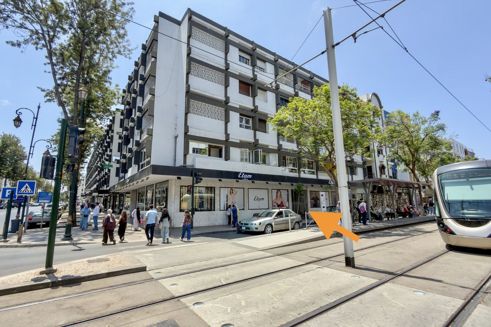 Façade de l'immeuble du cabinet, en face de la station de tramway Avenue de France à Rabat