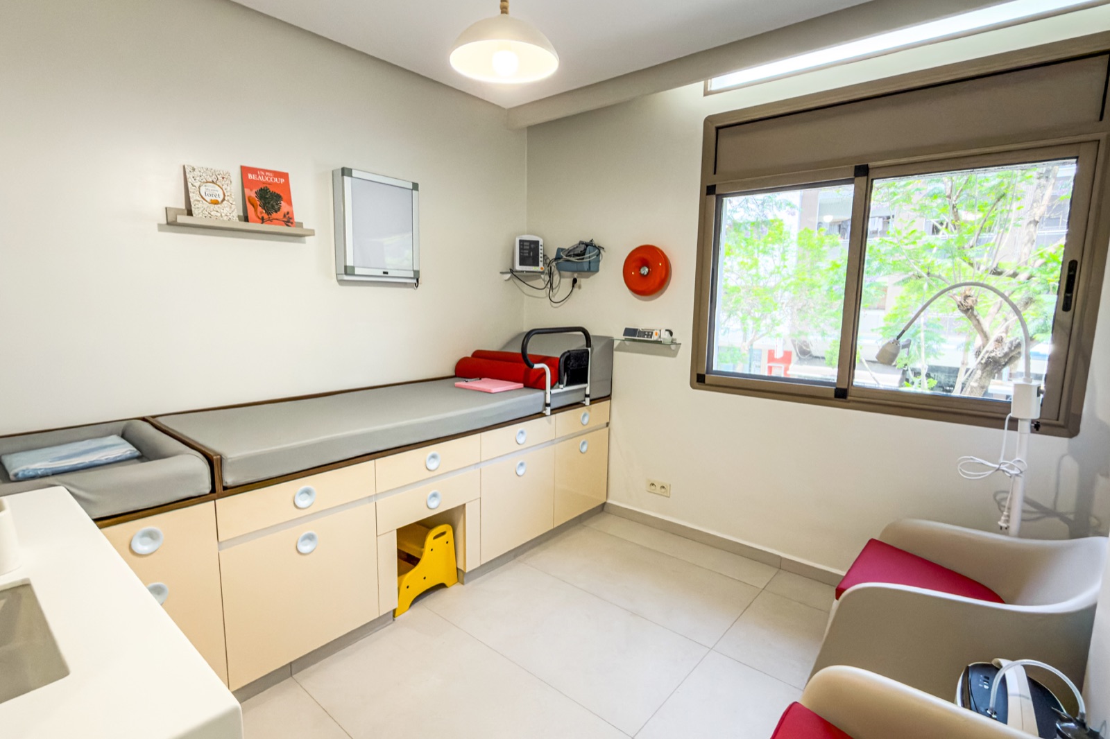 Salle de soins pédiatriques du cabinet à Rabat